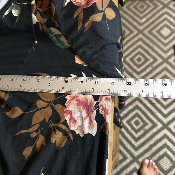 Black and Pink Floral Relaxed Blouse - Picture 9 of 9